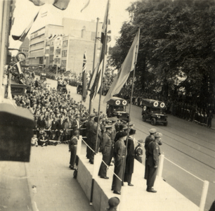600830 Afbeelding van het bordes op het Vredenburg te Utrecht met de hoogwaardigheidsbekleders generaal H.D.G. Crerar ...